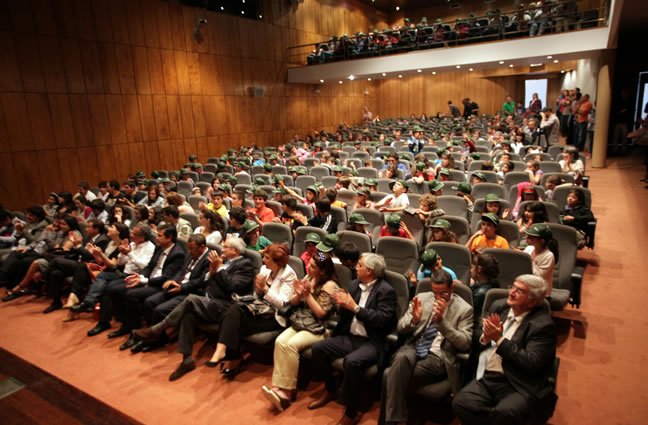 Mais de 350 crian&ccedil;as encheram o audit&oacute;rio do Castelo de Santiago da Barra