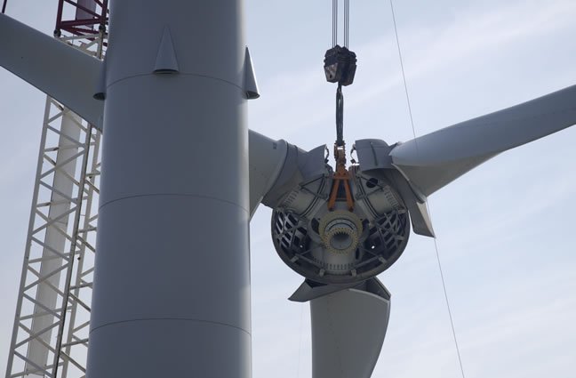 ID36 Tecnologia e Ambiente. Montagem de gerador e&oacute;lico na f&aacute;brica Enercon de Viana do Castelo.