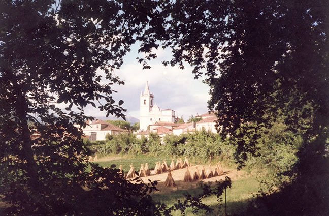 ID49 Ch&atilde;o Antigo: Pisar de novo este ch&atilde;o sagrado. Campo da Nucha, Ponte da Barca