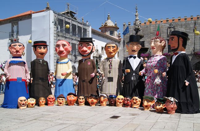 ID96 Gigantones e cabe&ccedil;udos alinhados ap&oacute;s mais uma Revista na emblem&aacute;tica Pra&ccedil;a da Rep&uacute;blica de Viana do Castelo